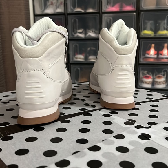 Juniors size 5 light grey shell toe nubuck boots - Picture 3 of 5